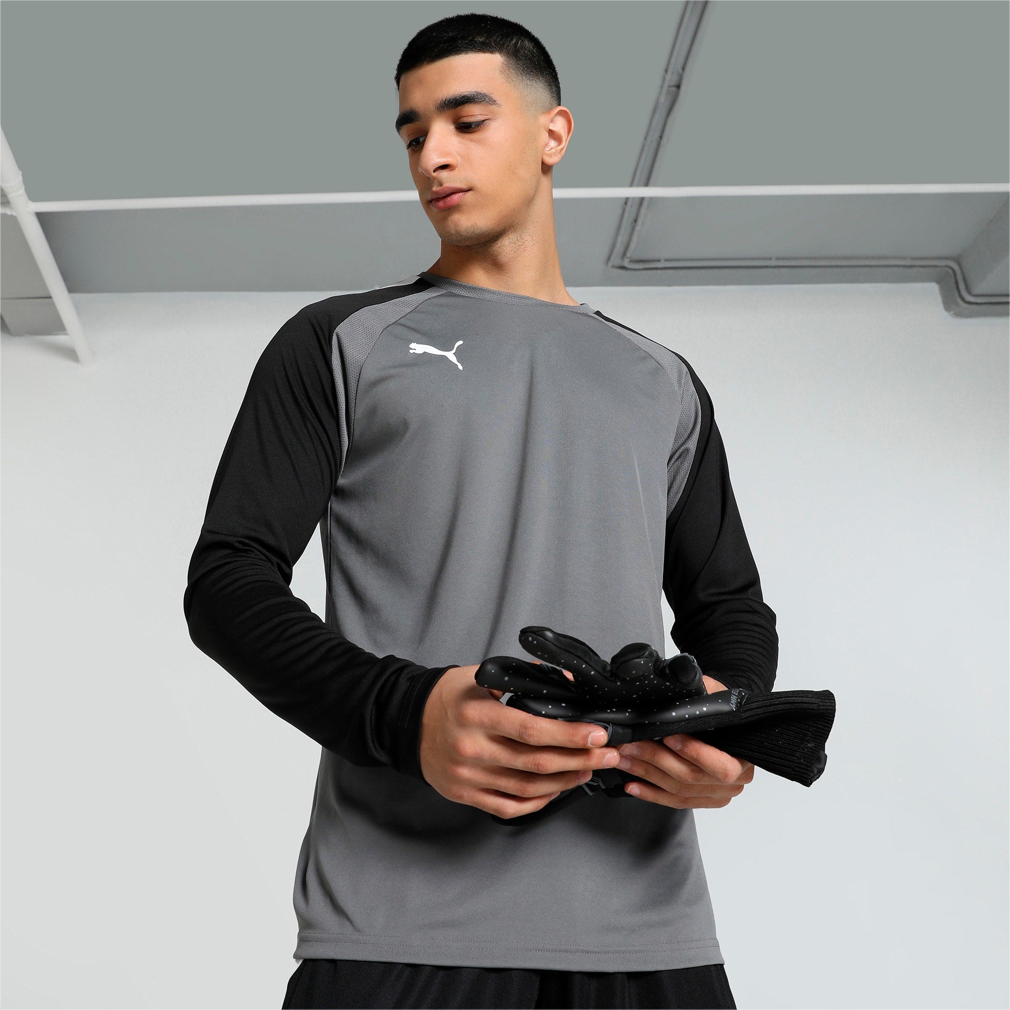 Maillot de gardien Puma teamPACER gris et noir – porté de face